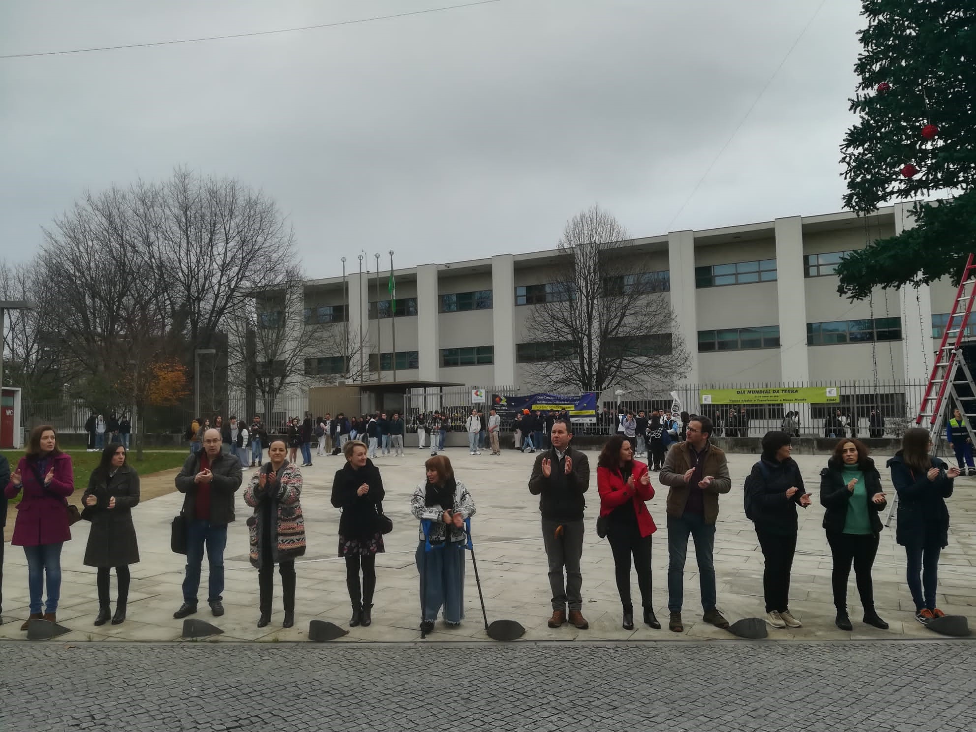 Águeda Professores formam cordão humano em frente à Marques de